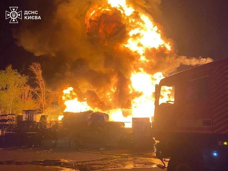 🔥В украинских соцсетях публикуют фото последствий прилетов в Киеве по объектам инфраструктуры.  👉ПОД