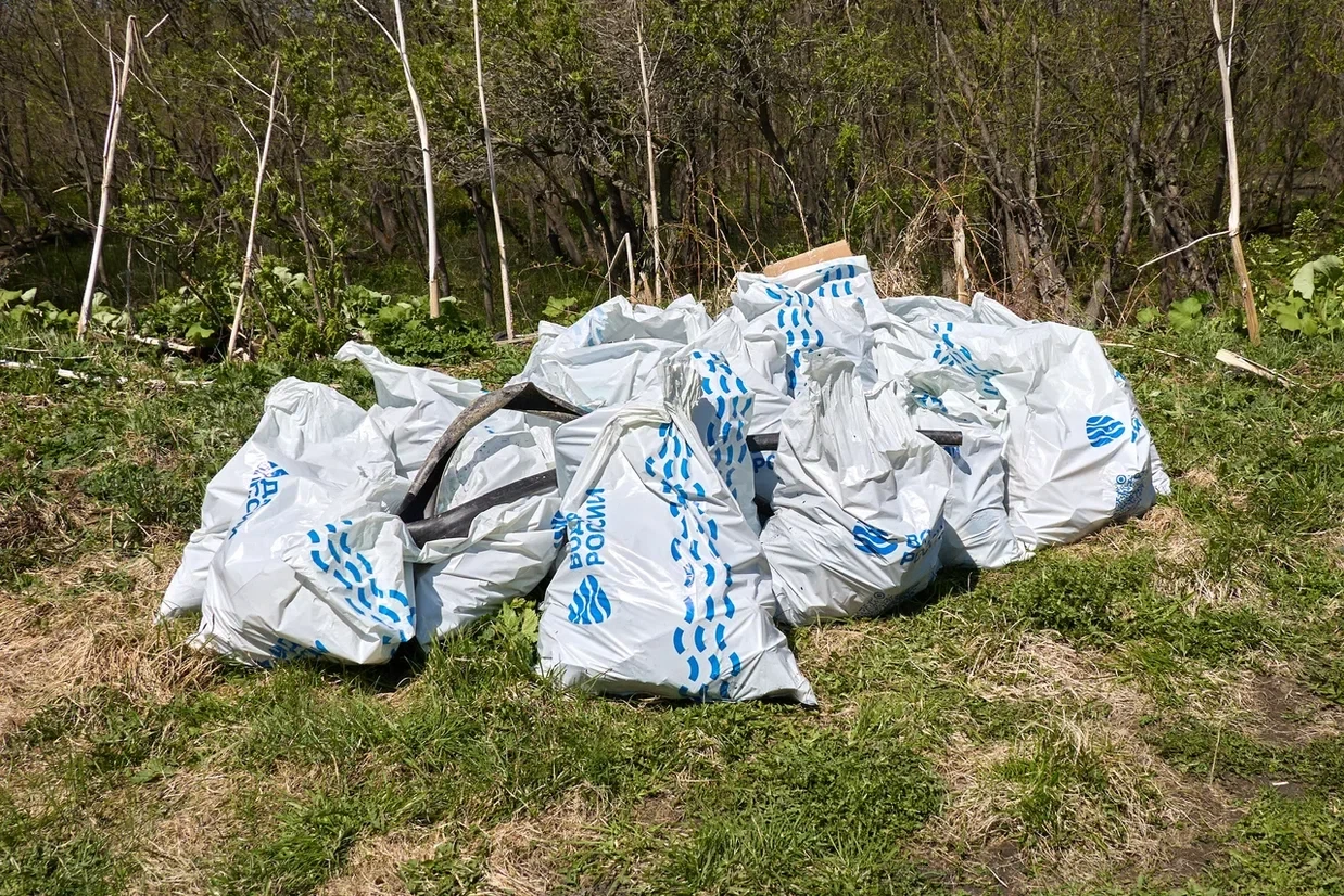 Приводим берега рек в порядок совместными усилиями 💪  На этот раз активисты вышли на уборку берега р
