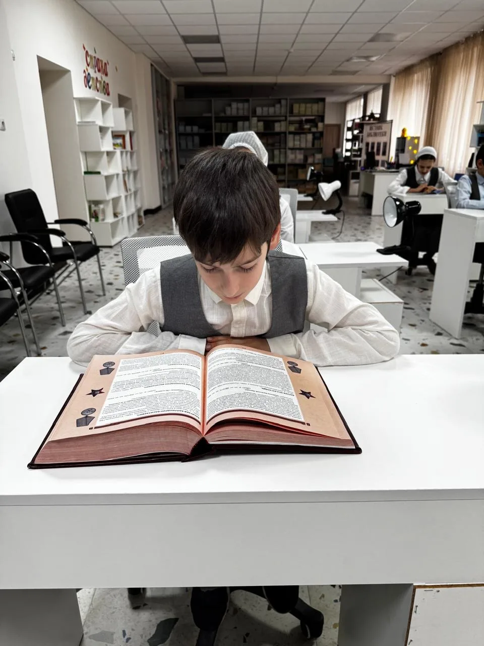 В МБОУ "Гимназия 2" г.Грозного проведена книжная выставка, посвящённая Дню защитника От...