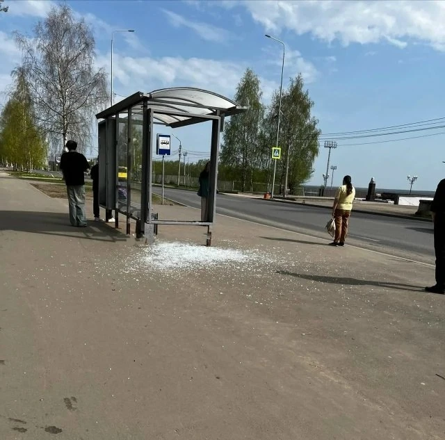 В Эжве вандалы разбили остановку.