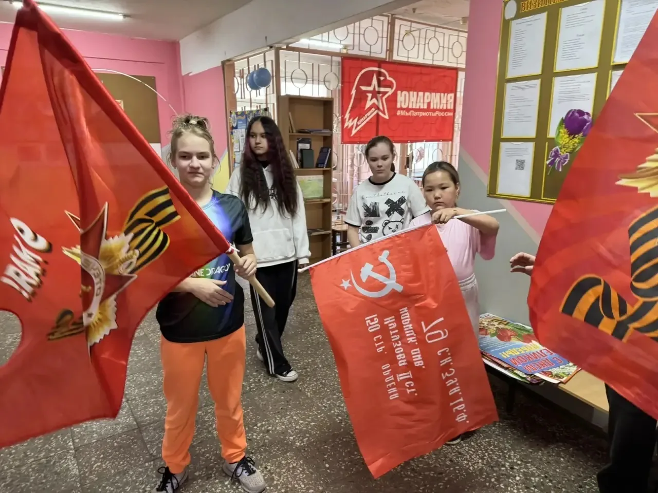В преддверии Дня Победы наши волонтёры активно включились в подготовку школы к празднику. Ребята с б