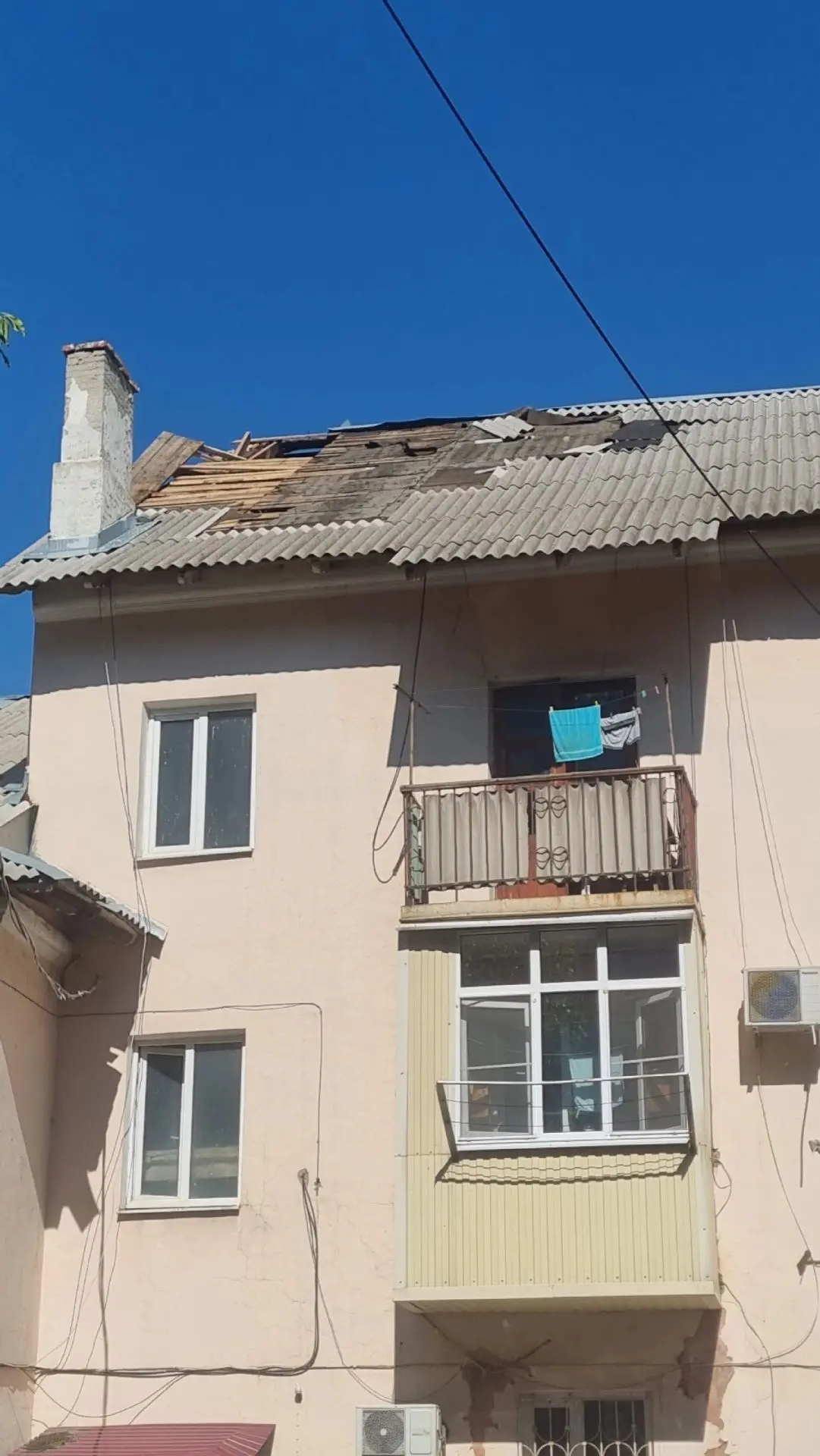 Вот так сейчас выглядит крыша МКД на Школьной, 3. Кто будет оплачивать ремонтные работы здесь и по д