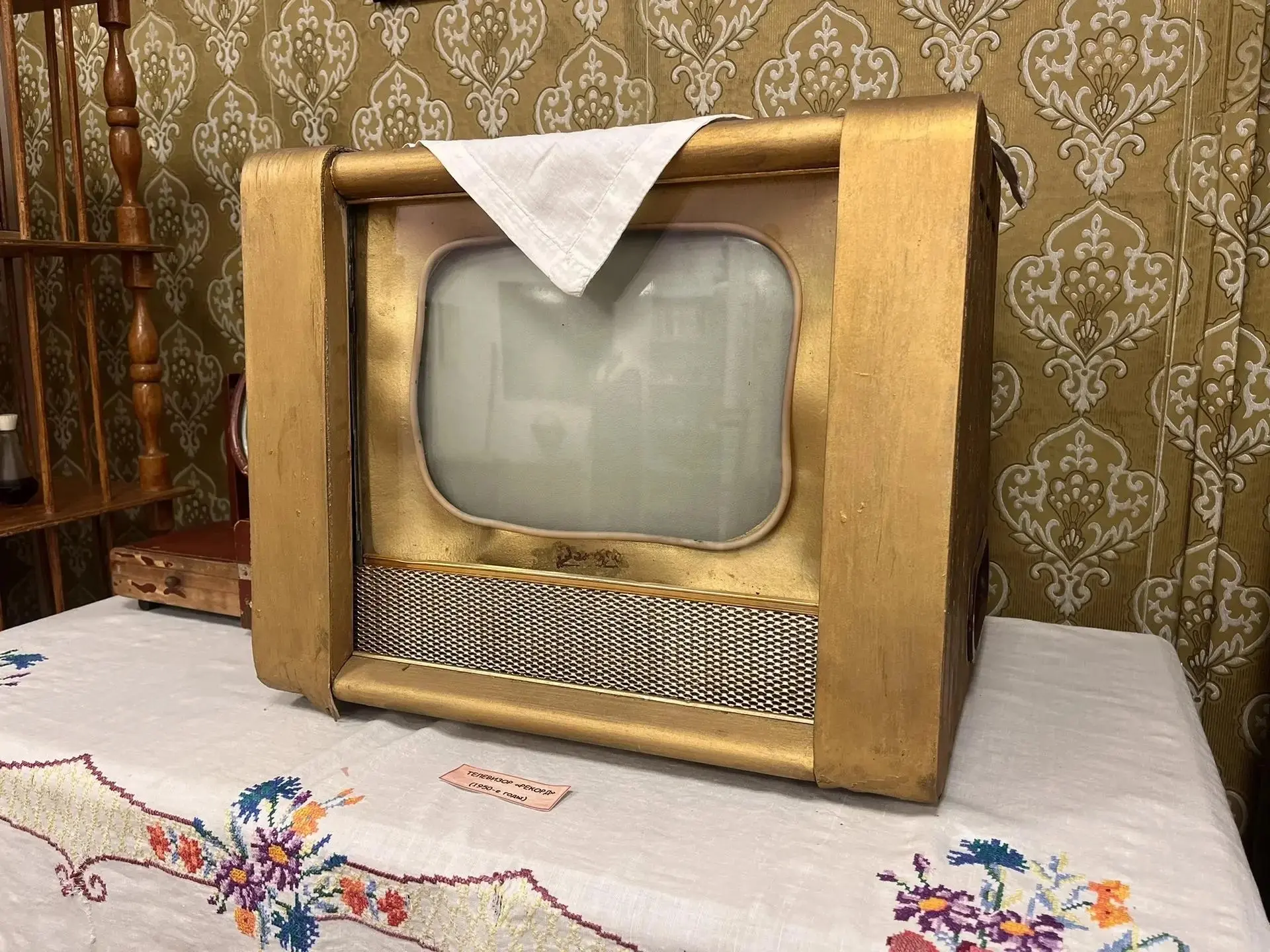 Перед вами легенда советского быта — телевизор «Рекорд» 1960 года.