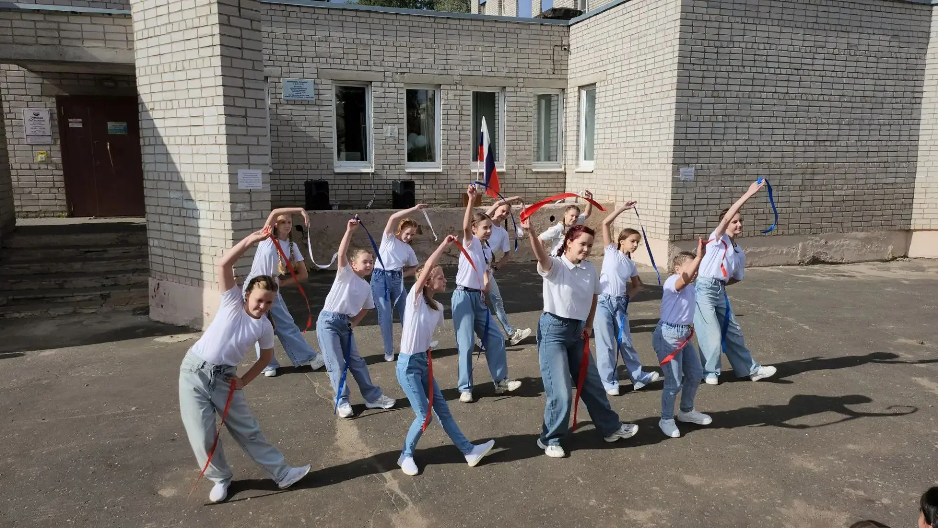 Сегодня в детской библиотеке имени А.П.Гайдара участницы школьного танцевального коллек...