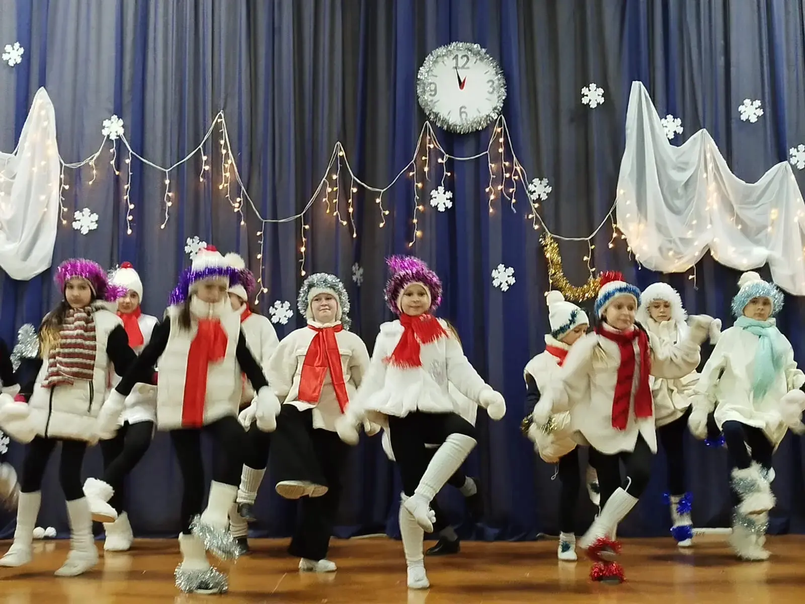 🎄🎄🎄В нашей школе на этой неделе прошли новогодние мероприятия для начальной школы,для 5-11-х классов