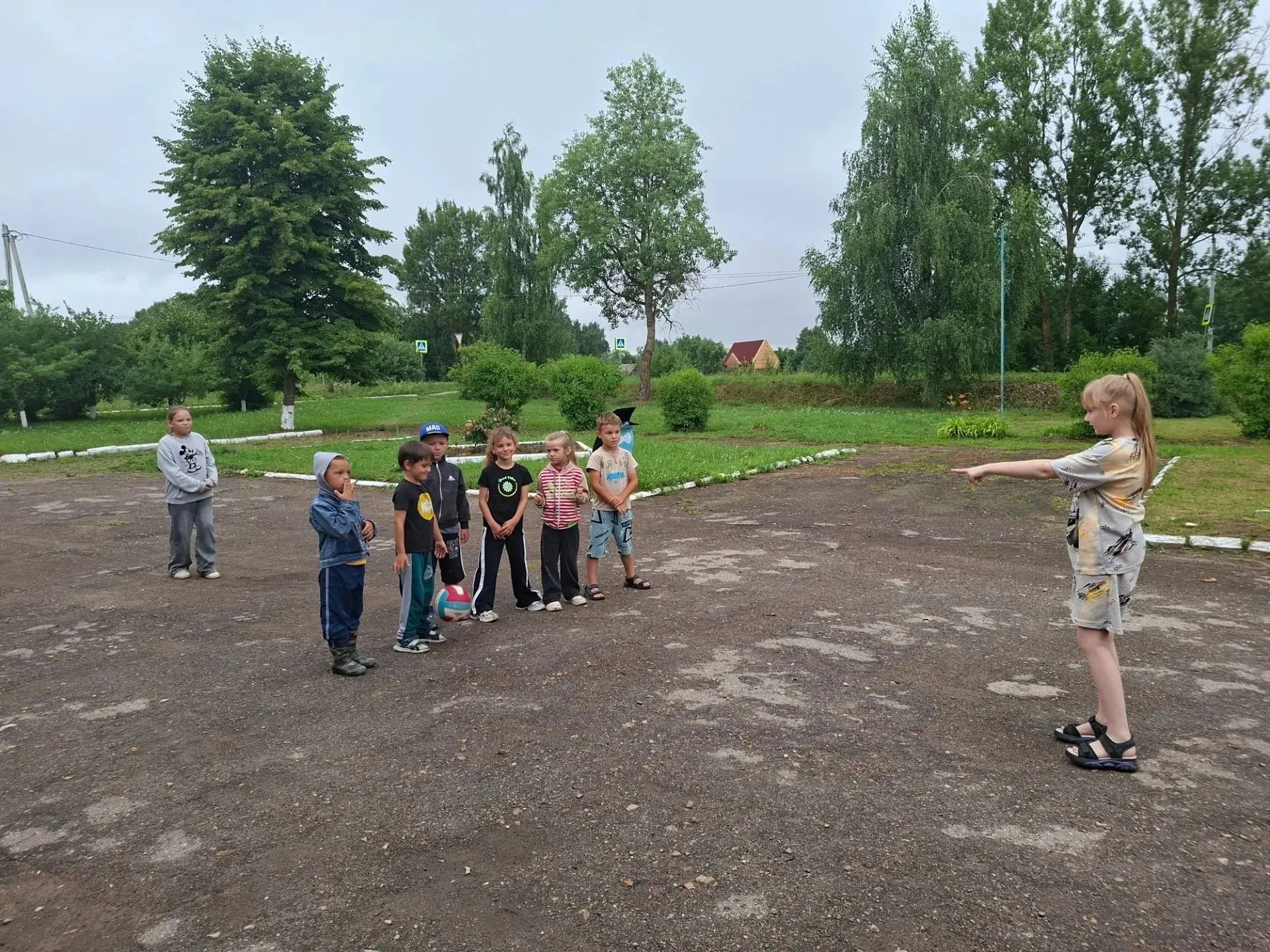 3 день нашей летней площадки в Брынском СДК совместно с библиотекой был посвящён спорту.
День началс