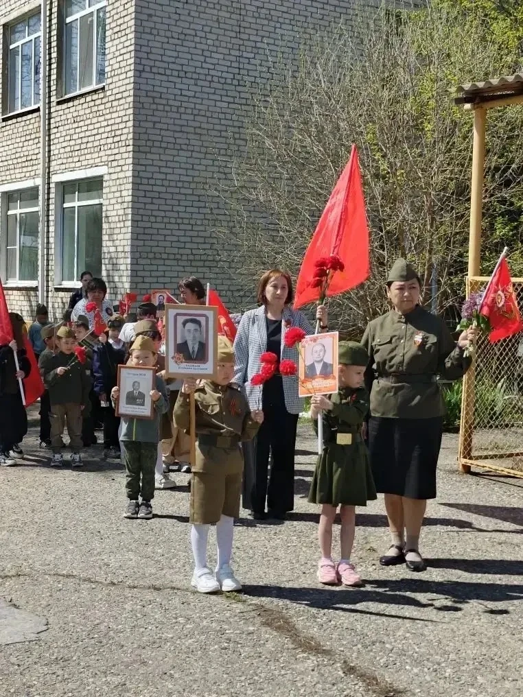 🎖️ В Элисте проходит акция «Бессмертный полк» среди воспитанников детских садов. Маленькие участники