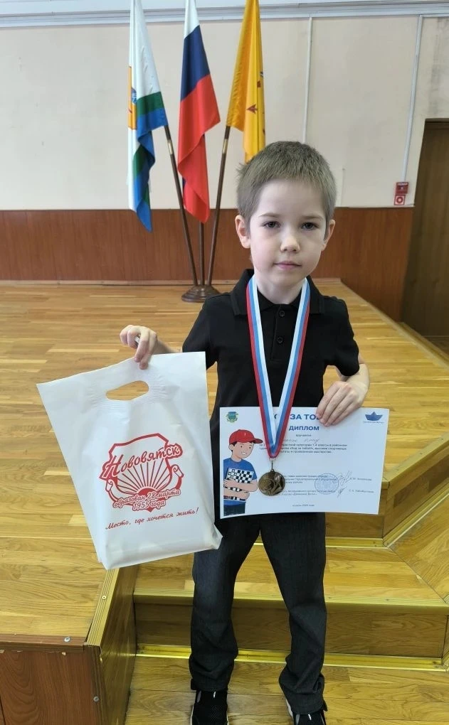 Ученик 1Б класса Олег Закапко занял 2 место в районном турнире по шашкам "Ход за тобой!" среди 1-4 к