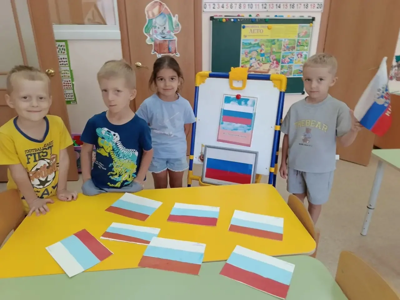 Он страны великой самый главный знак - доблестный трехцветный наш российский флаг! Сего...