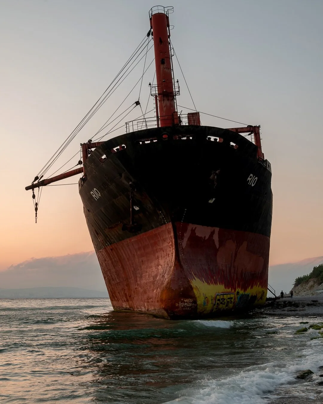 Сухогруз RIO в  Кабардинке ⚓️  В декабре 2018 года сухогруз «Рио» попал в сильнейший шторм. Семиметр