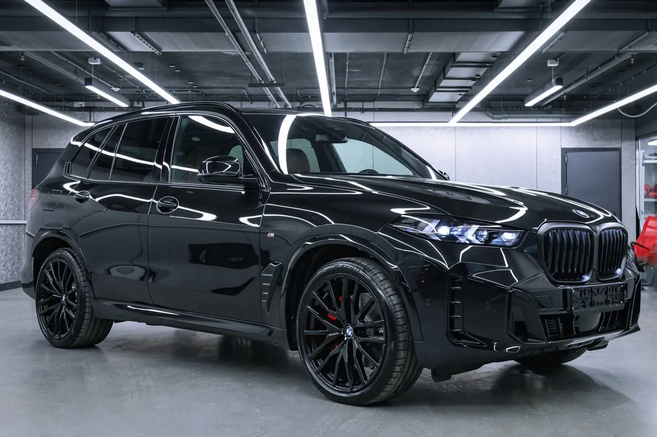 BMW X5 40d xDrive Steptronic M Sport Pro 3.0 дизель 2026 (черный на коричневом)