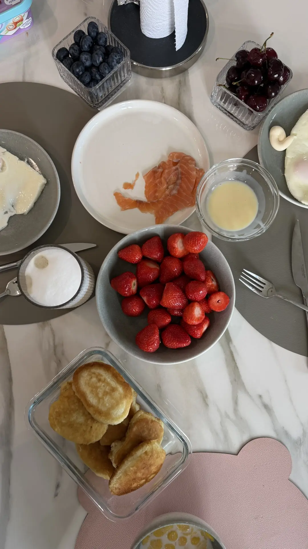 Утро доброе 🩷 зарисовка - наш дом и наши три поросенка 😂   На завтрак пышные оладушки, ягоды, яичниц