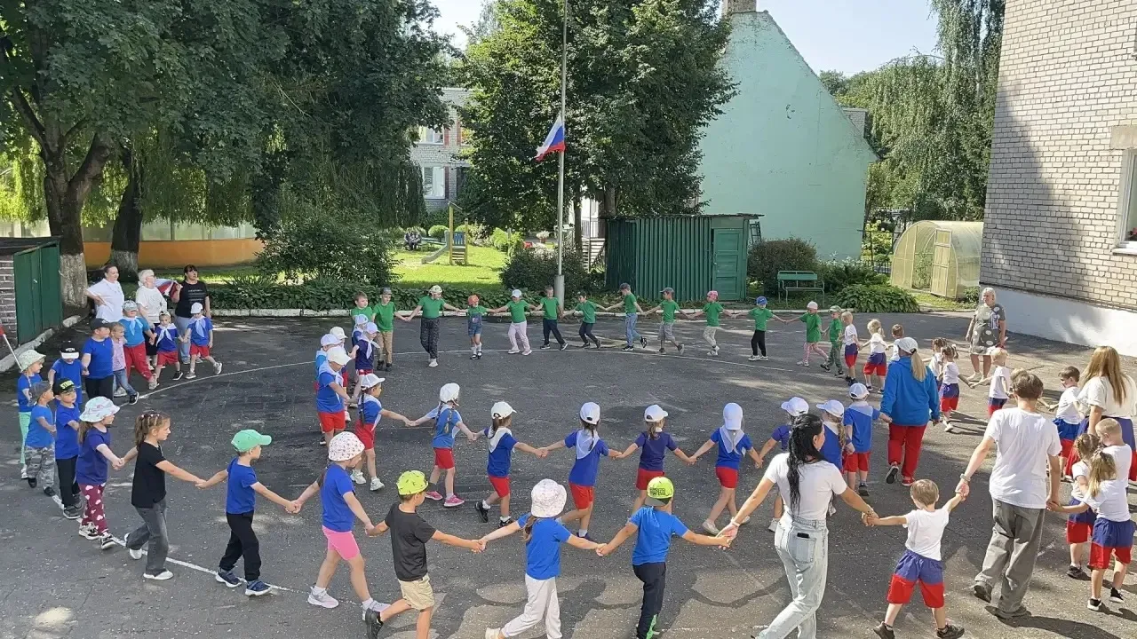 В детском саду «Огонек» прошел праздник, посвященный Дню российского флага