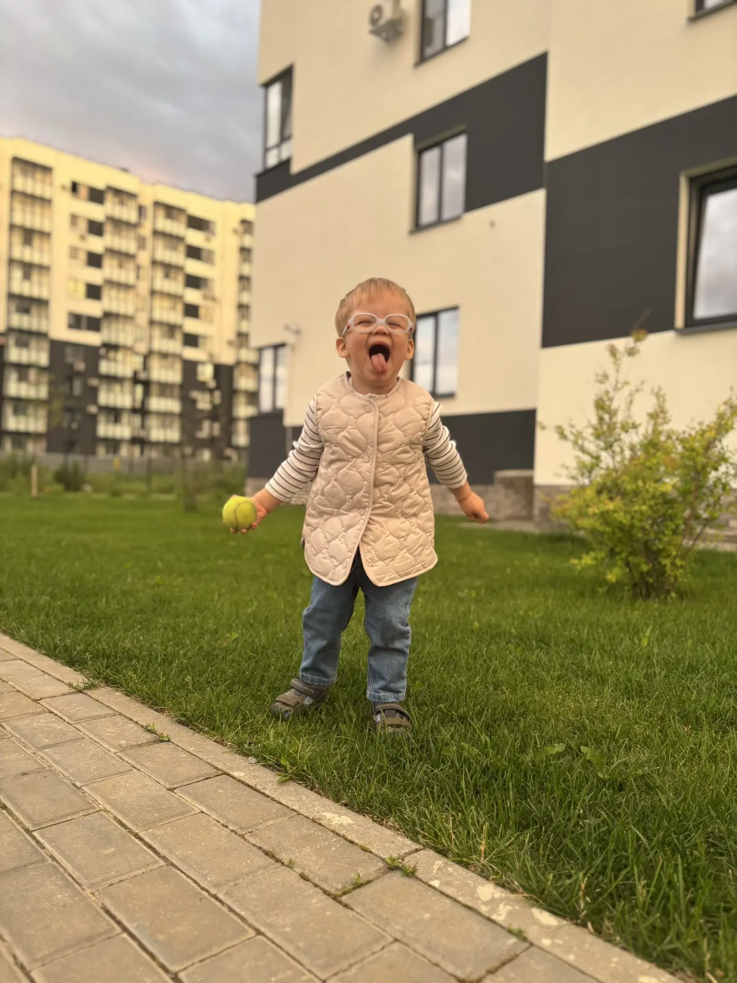 Не испытывать угрызений совести - нормально 

Недавно разговорились с соседкой, у которой малышу со 