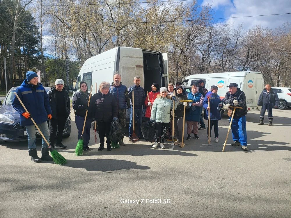🧹Субботник в Среднеуральске продолжается. Сотрудники МУП "СУВКХ" вместе с директором В...