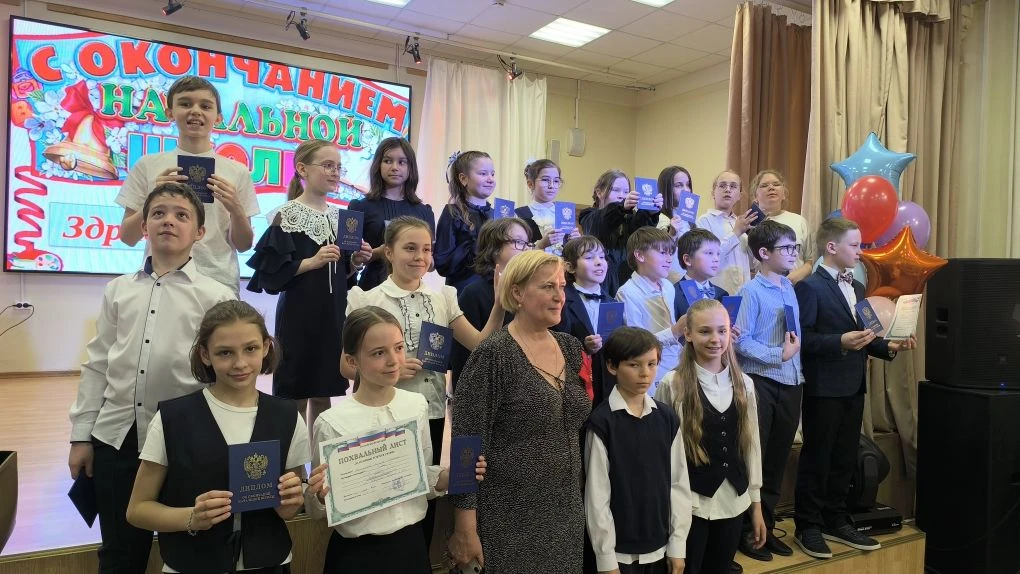 Сегодня, 22 мая, в актовом зале на Обводном прошел яркий праздник «Прощай, начальная школа». На сцен