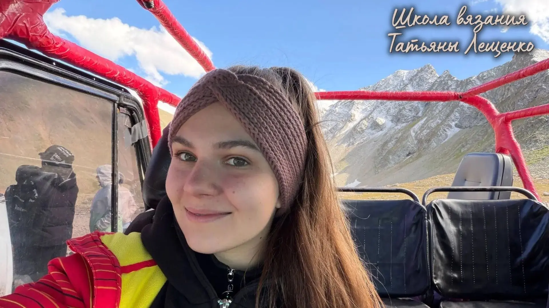Связала я повязку для дочери своей подруги. Она чудно согрела ее в Домбае.