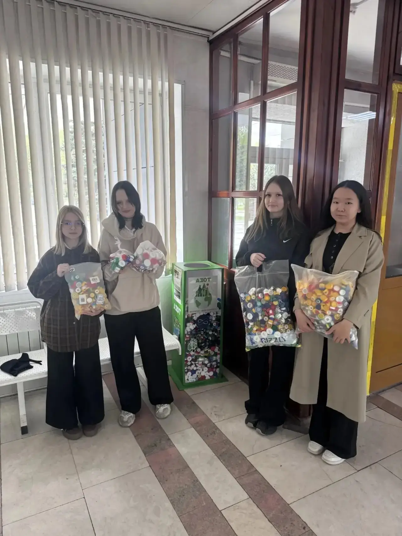 ♻️«Добрые крышечки»: 7 «Б» класс за чистую планету и добрые дела!  ✅Ученики 7 «Б» класса вместе с кл