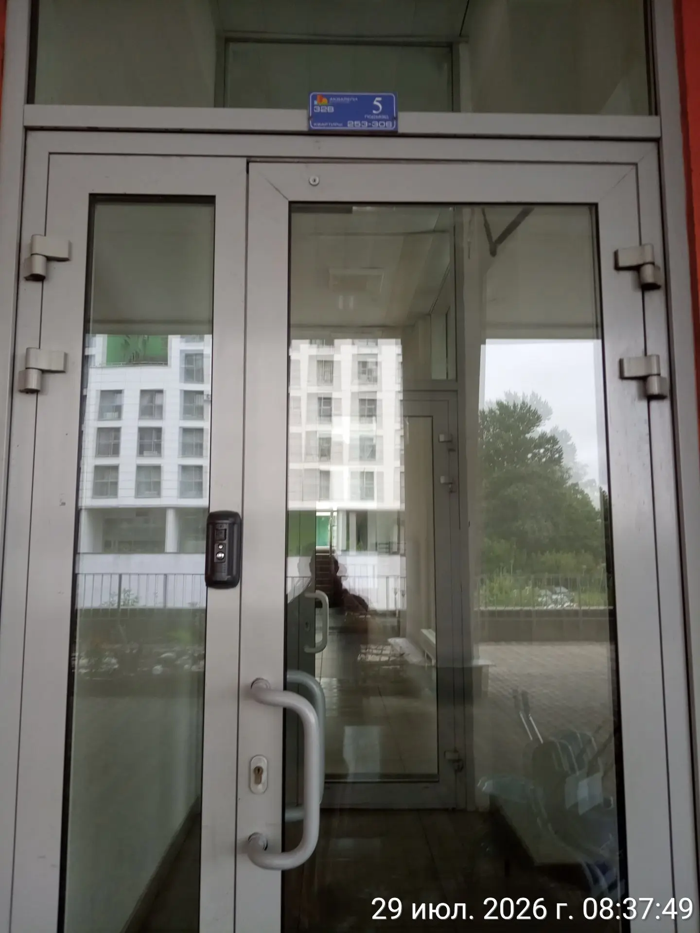 Выполняется ежедневная уборка в подъездах комплекс Акварели корпус В подъезд 5.