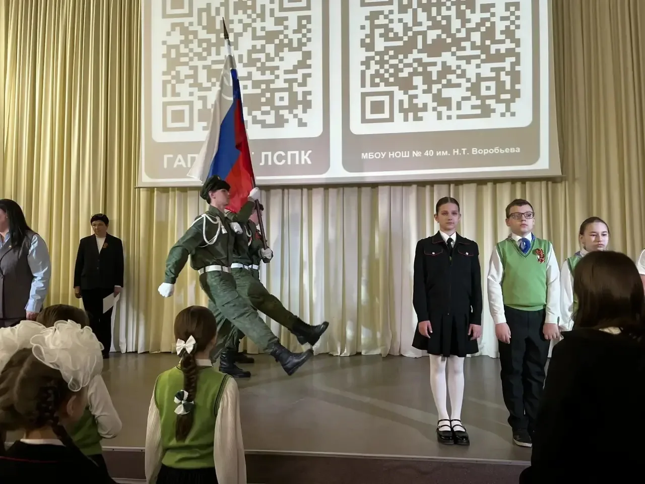 🇷🇺 4 мая 2026 года учебная неделя началась с проведения Торжественной линейки, посвящённой церемонии