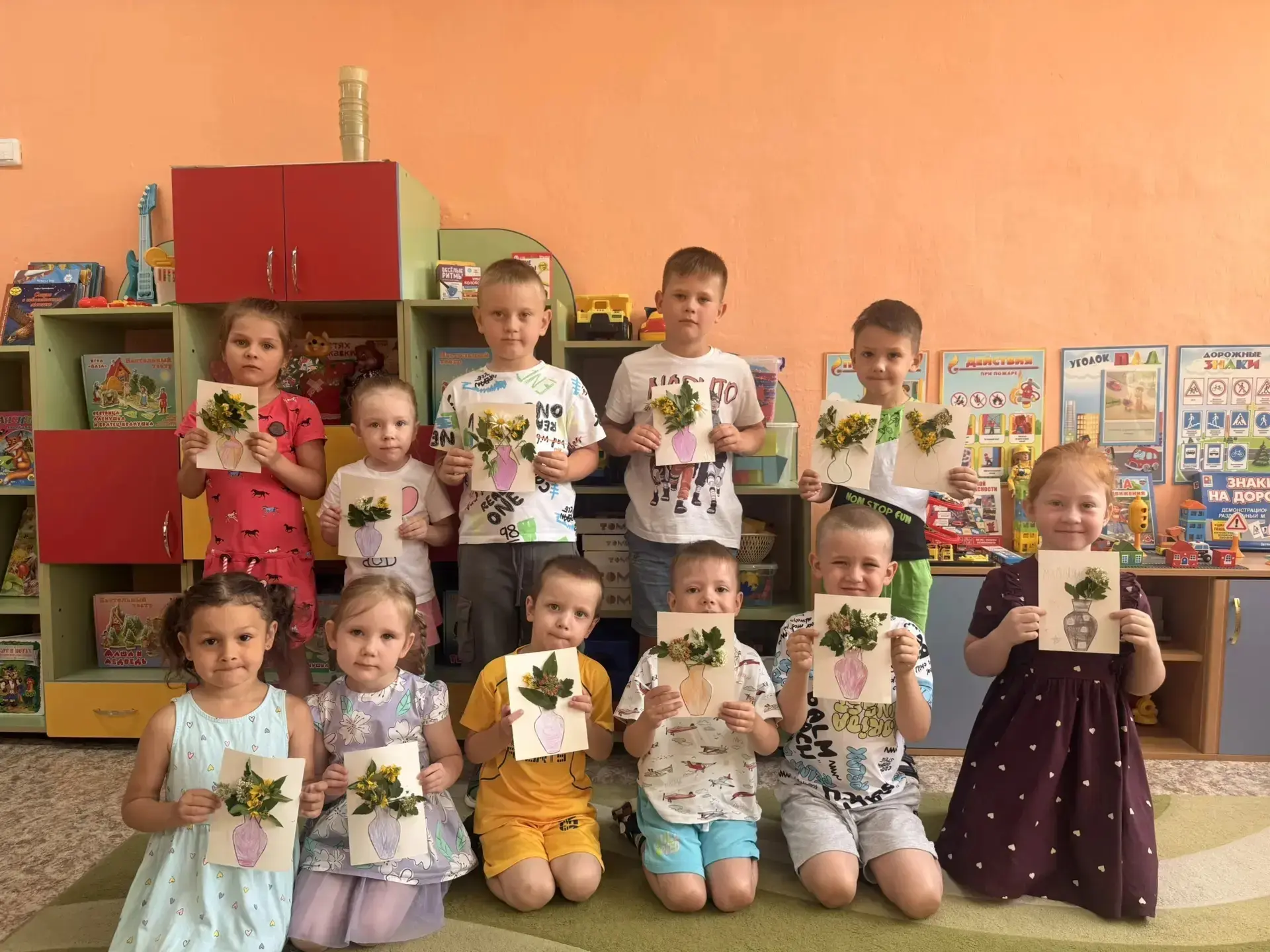 "Летний букет". Ребята выполнили композицию из живых цветов и листьев.