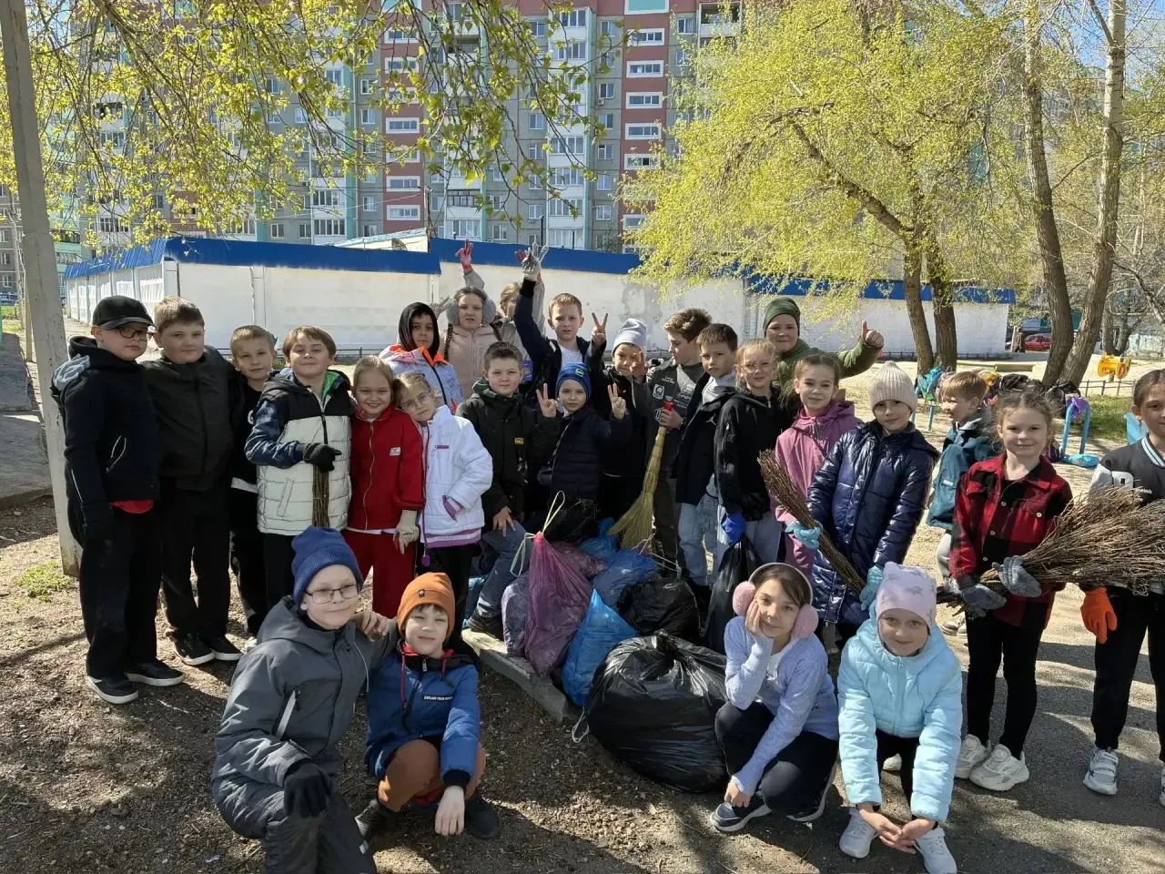 🍃 Весенний субботник в лицее: чистота и порядок своими руками!

Ученики, учителя и родители вышли д