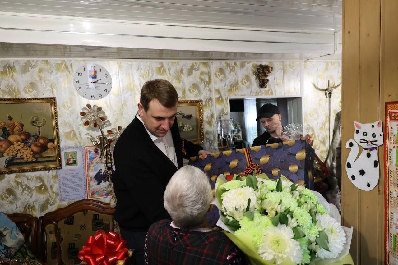 С праздником Великой Победы поздравил Владимир Векленко 97-летнюю труженицу тыла в Павловском Посаде