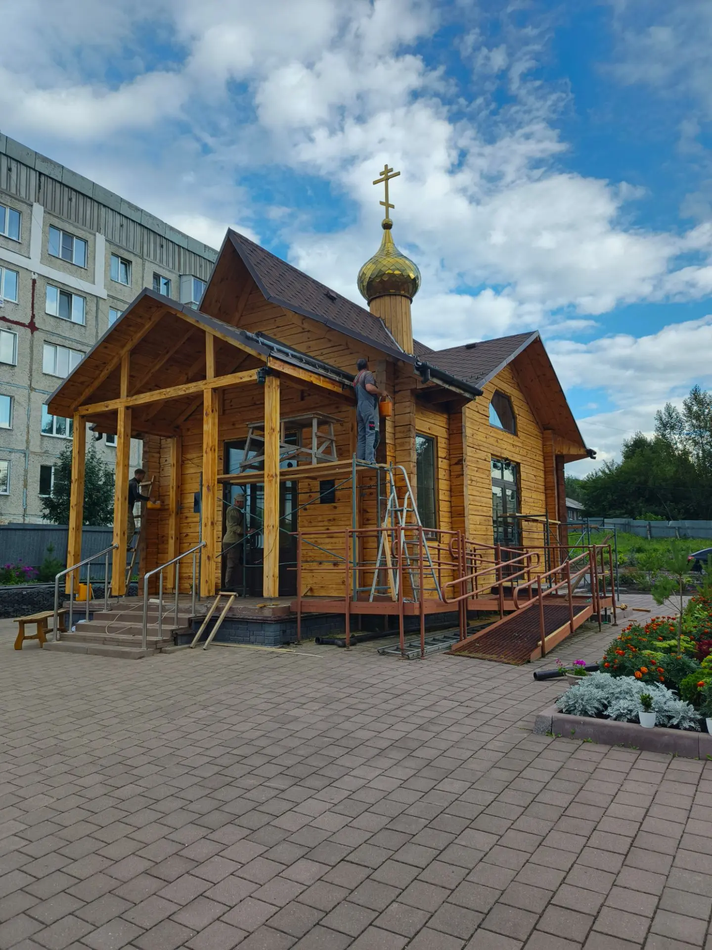 С праздником Преображения, наш храм вместе с прихожанами тоже преображается.