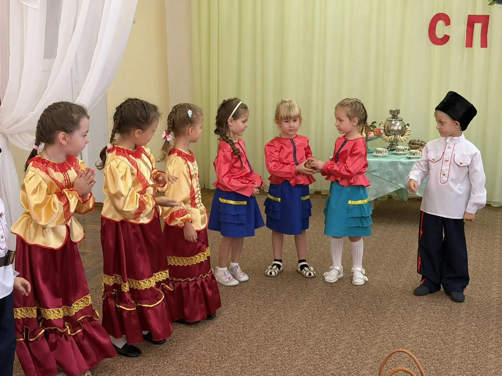 В нашем детском саду «Золушка» прошёл праздник, посвящённый Яблочному Спасу ! Дети узна...