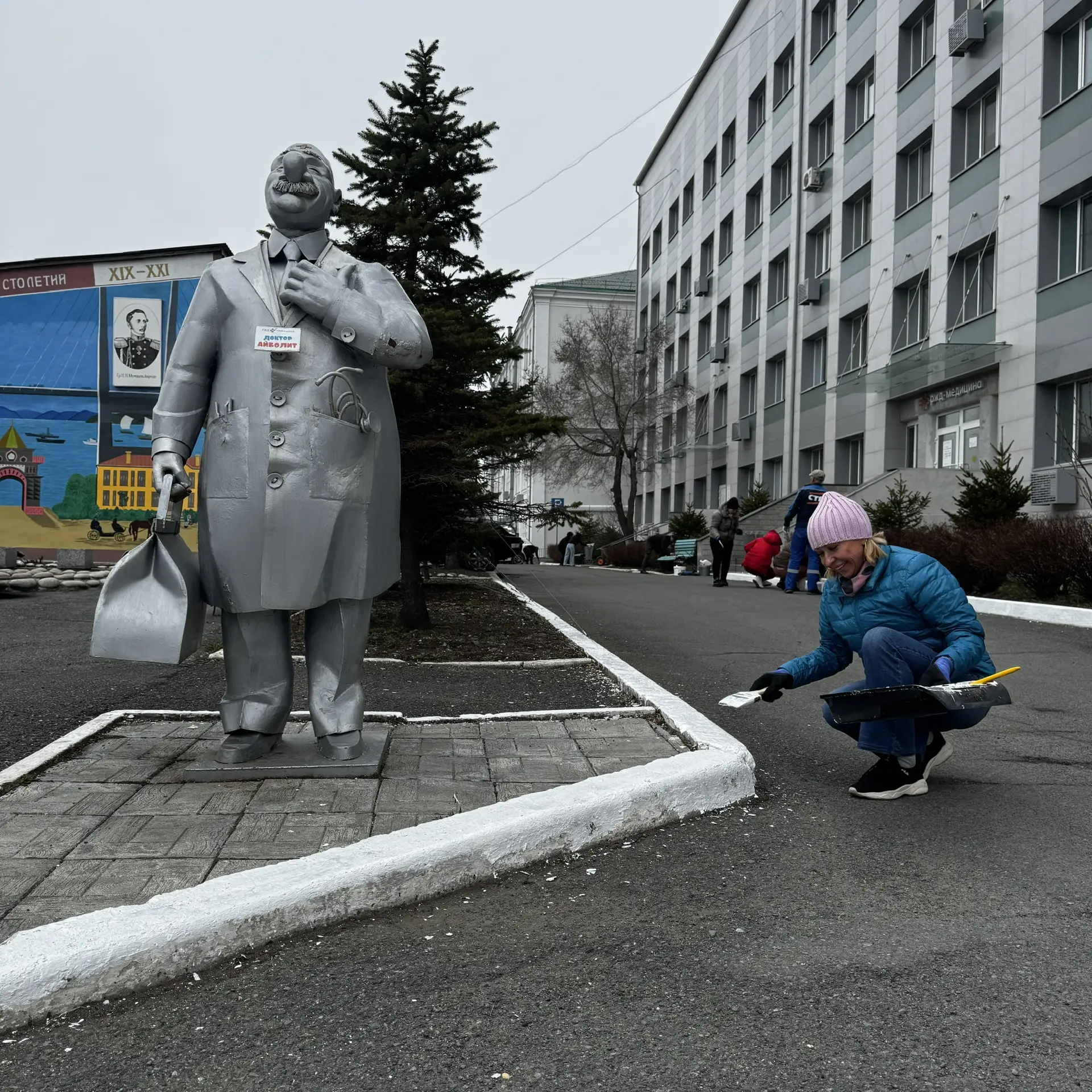 🧹 🪣  Сегодня наша команда вышла на субботник. Фонендоскопы, документы и компьютерные ...