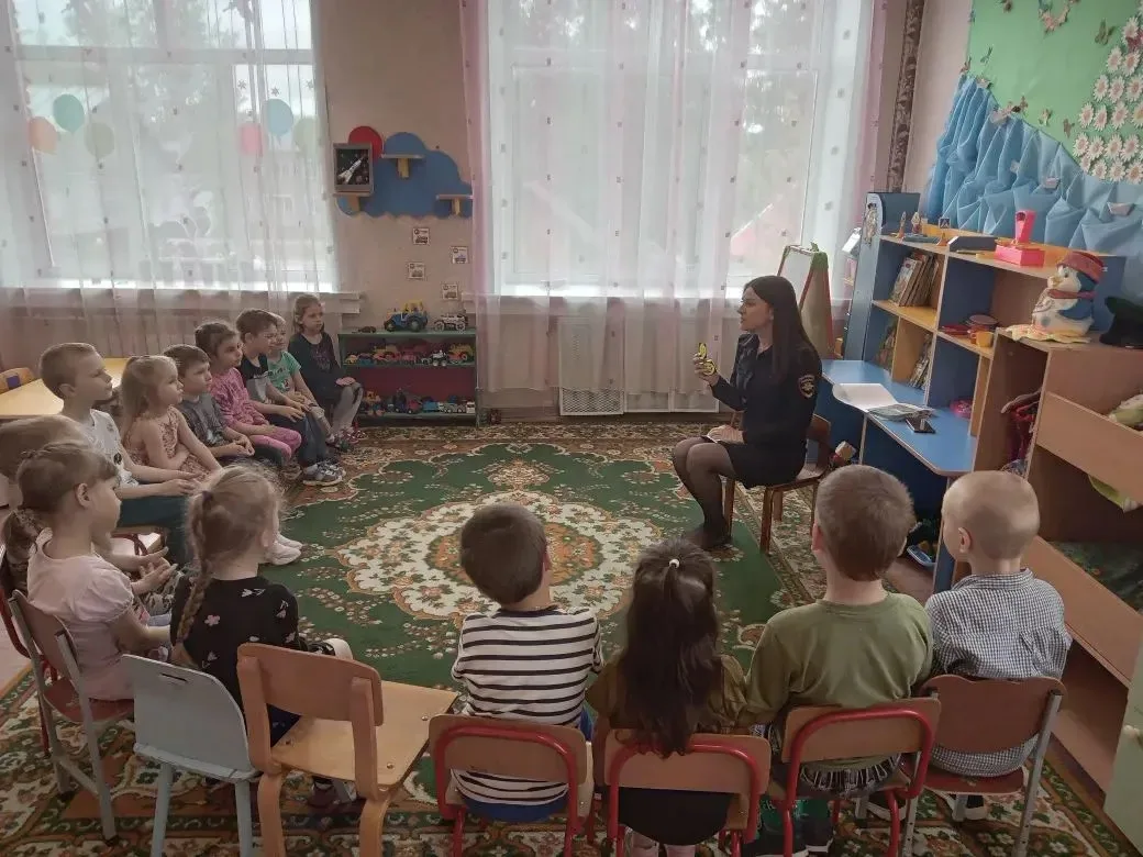 В средней группе (воспитатель Копылова Л.М.) прошёл Единый день безопасности дорожного движения!  

