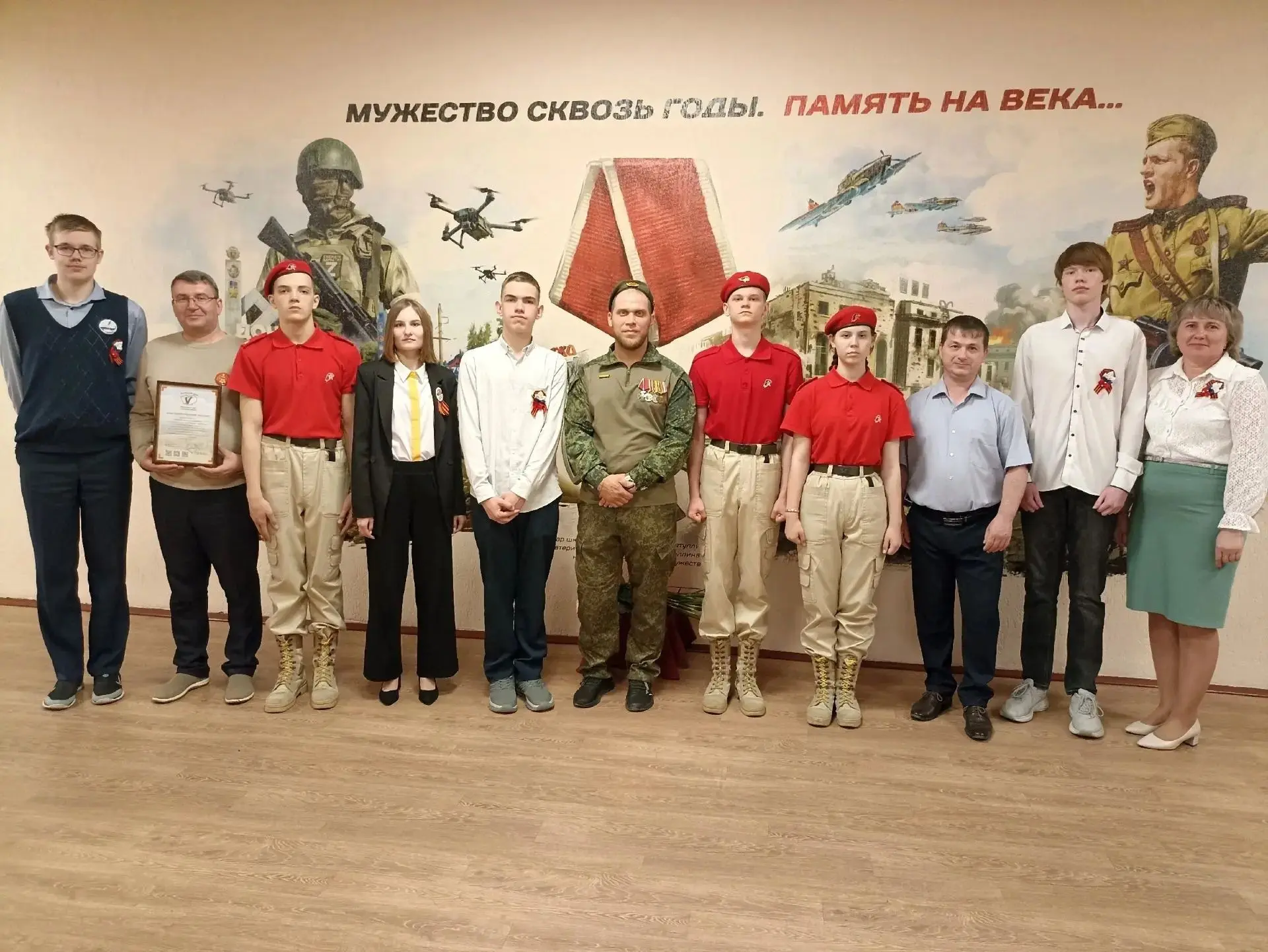 🇷🇺В барнаульской школе открыли мурал, посвященный защитникам Отечества  Накануне празднования Дня По