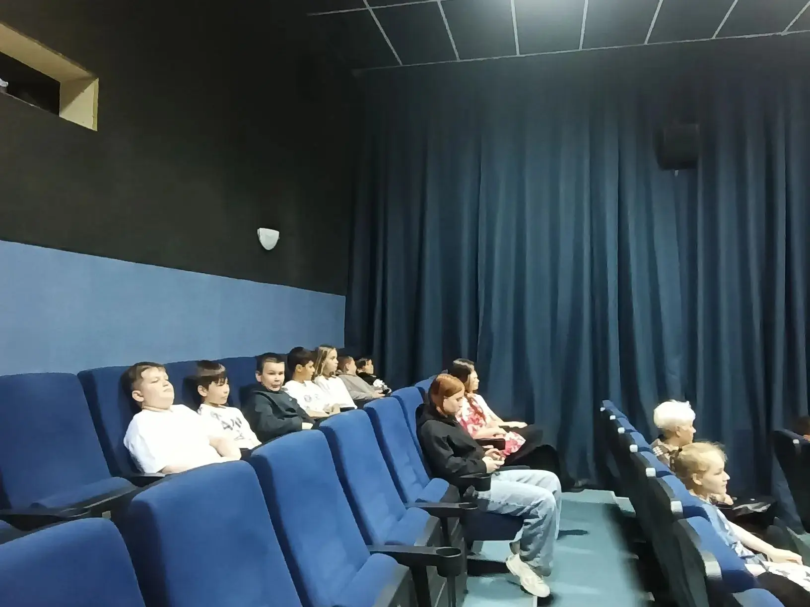 Просмотр фильма "Северные Амуры" с воспитанниками летней дворовой площадки ДПК "Бригант...