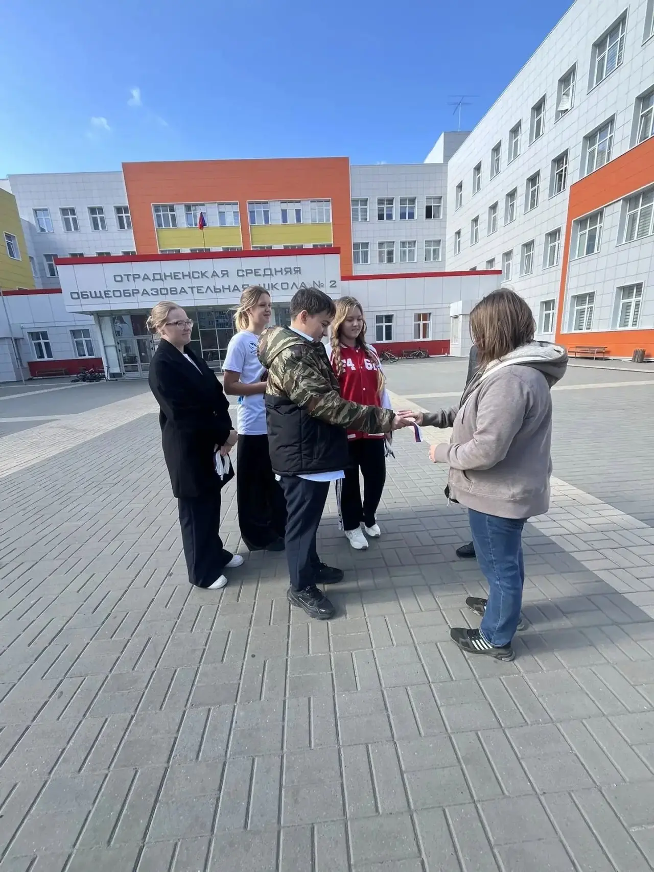 Сегодня наши учащиеся вышли на улицы района, чтобы поздравить жителей с праздником! 🤗