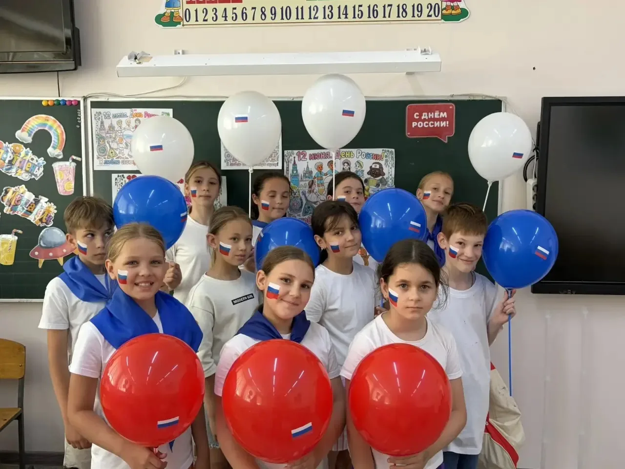 🇷🇺 «Россия - наша гордость и сила!»

Сегодня наши юные таланты тематической летней площадки «Звезд