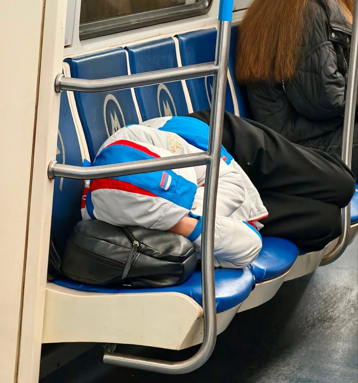 Ещё один любитель занять сразу 4 места в метро встретился пассажирам на нашей ветке 😐