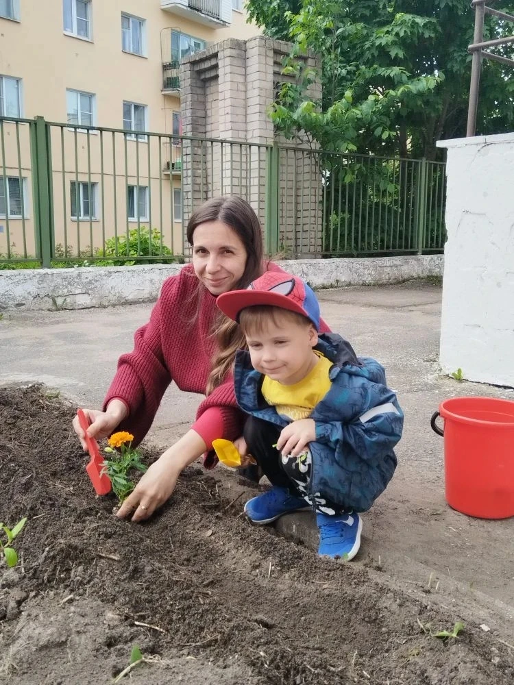 🧒🌼👧В нашем детском саду ко Дню защиты детей прошла акция "Цветы жизни сажают цветы"