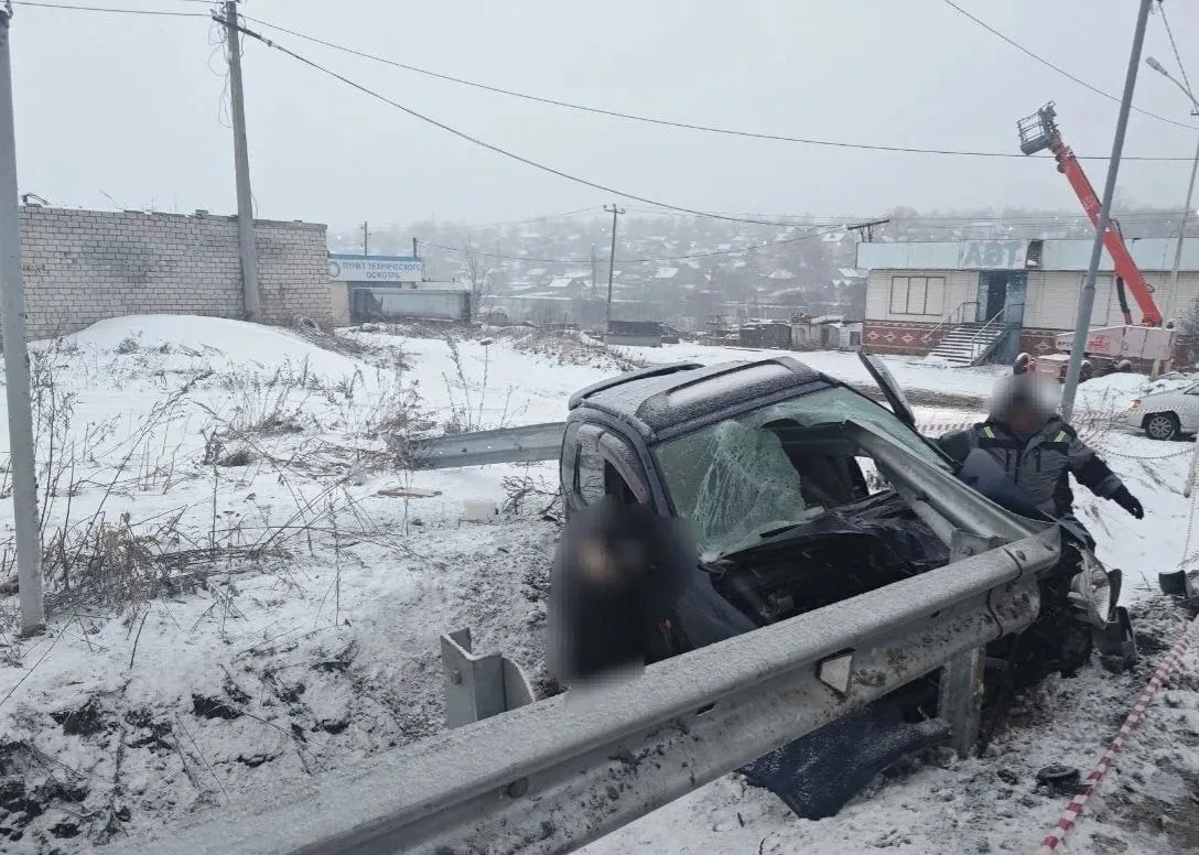 💥 В Хабаровском крае водитель без прав погиб после того, как его автомобиль прошило отбойником    Му
