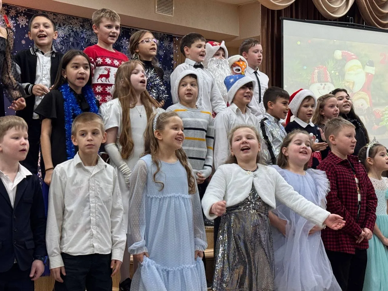 Традиционно замечательно прошли праздничные предновогодние «Ёлки» 🎄🎄🎄 во всех  классах нашей школы! 