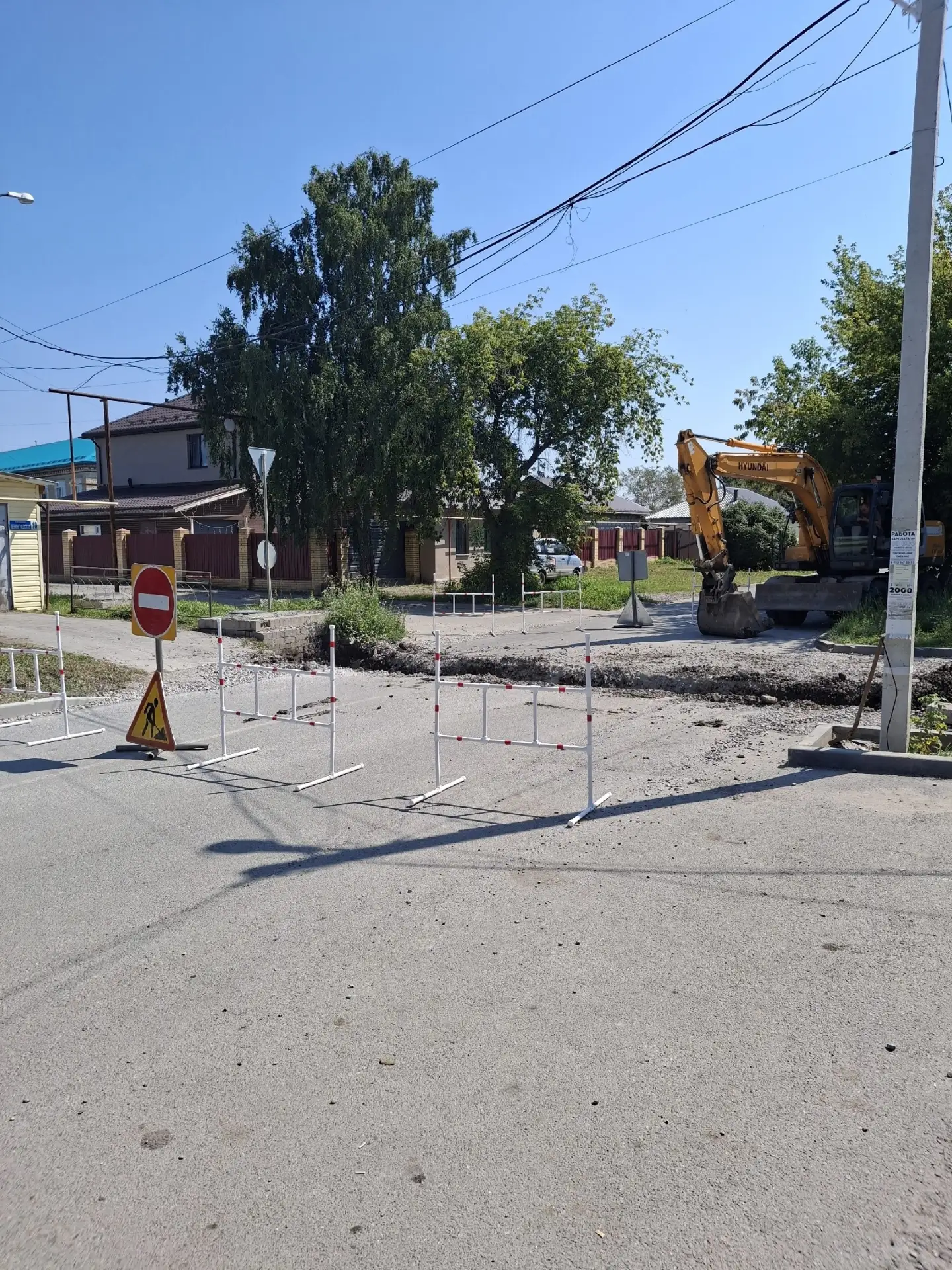 🚫 В Каменске-Уральском дорогу по улице Ленинградская перекопали, ищите пути объезда, сообщает подпи