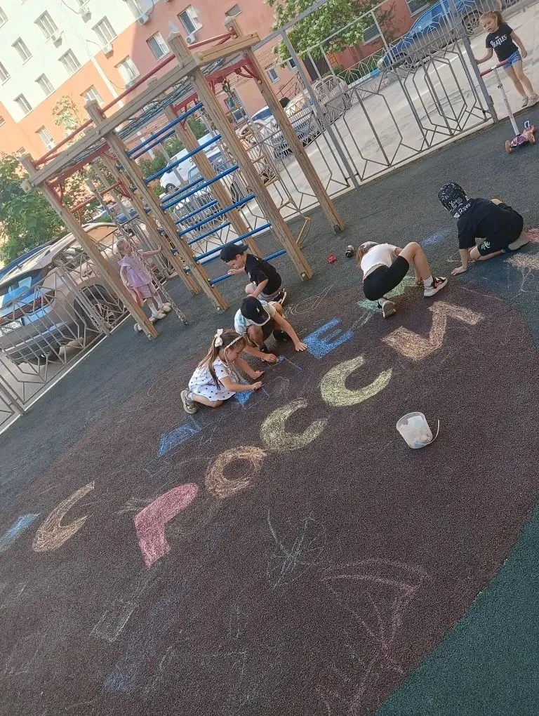 Сегодня воспитанники групп «Волшебники», «Затейники» и «Лидеры» проявили инициативу и с...