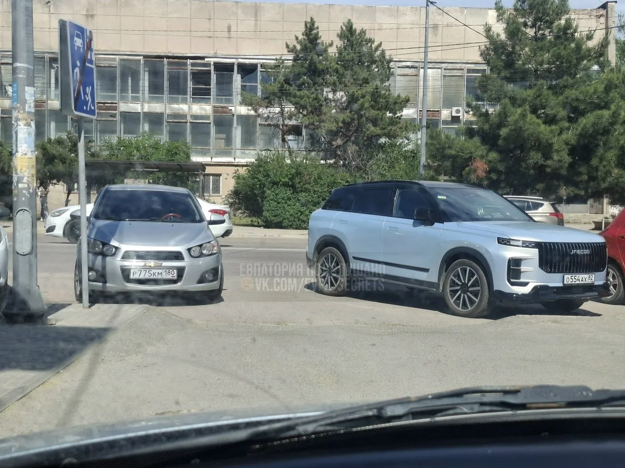 Задолбали машины ставить в проезде. Выезд из дворов напротив молокозавода.