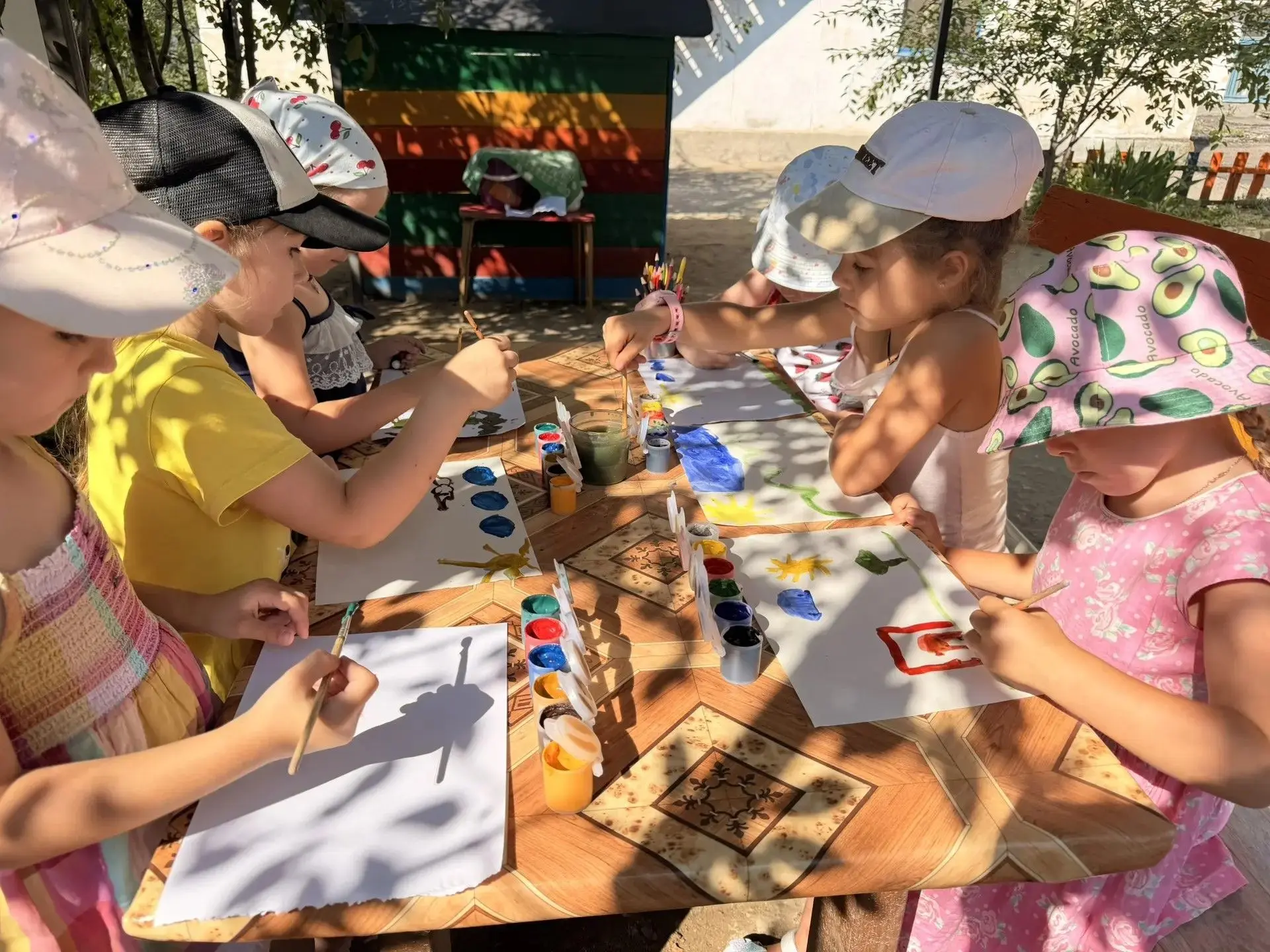 Лето, краски, прогулка — и полная свобода для творчества 🎨☀️

Средняя группа выбралась рисовать на 