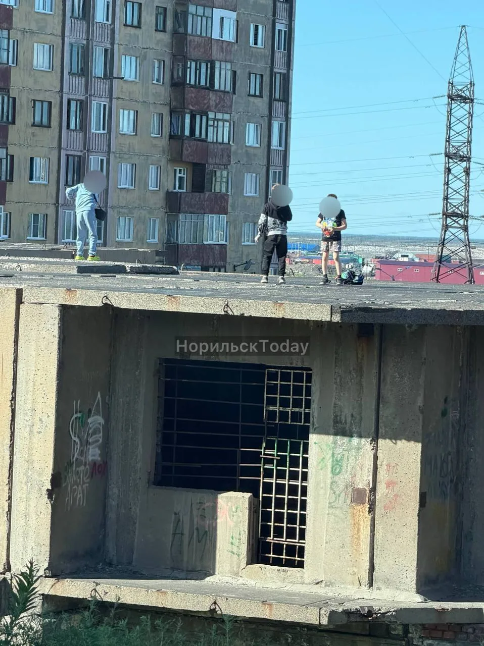 «Может кто узнает своих детей, напротив Бегичева, 8, на крыше бегают»
