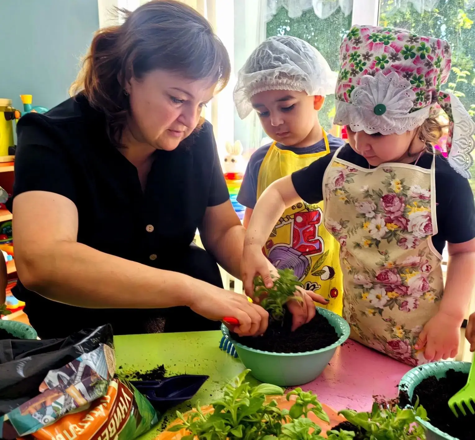 🌸 Маленькие садоводы из Старовеличковской создают красоту!

Воспитанники группы «Капельки» детского
