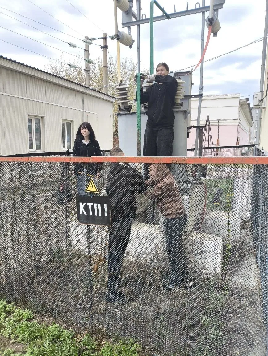 ⚡ Практика в действии: будущие электромонтеры в работе! 🔧  Под руководством преподавателя Уразаева Р