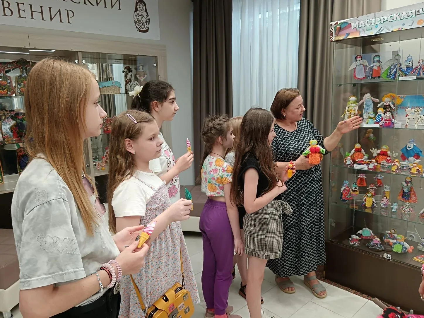 🌸✨ В рамках «Календаря каникул» в нашем Центре открылась выставка «Моя первая кукла»