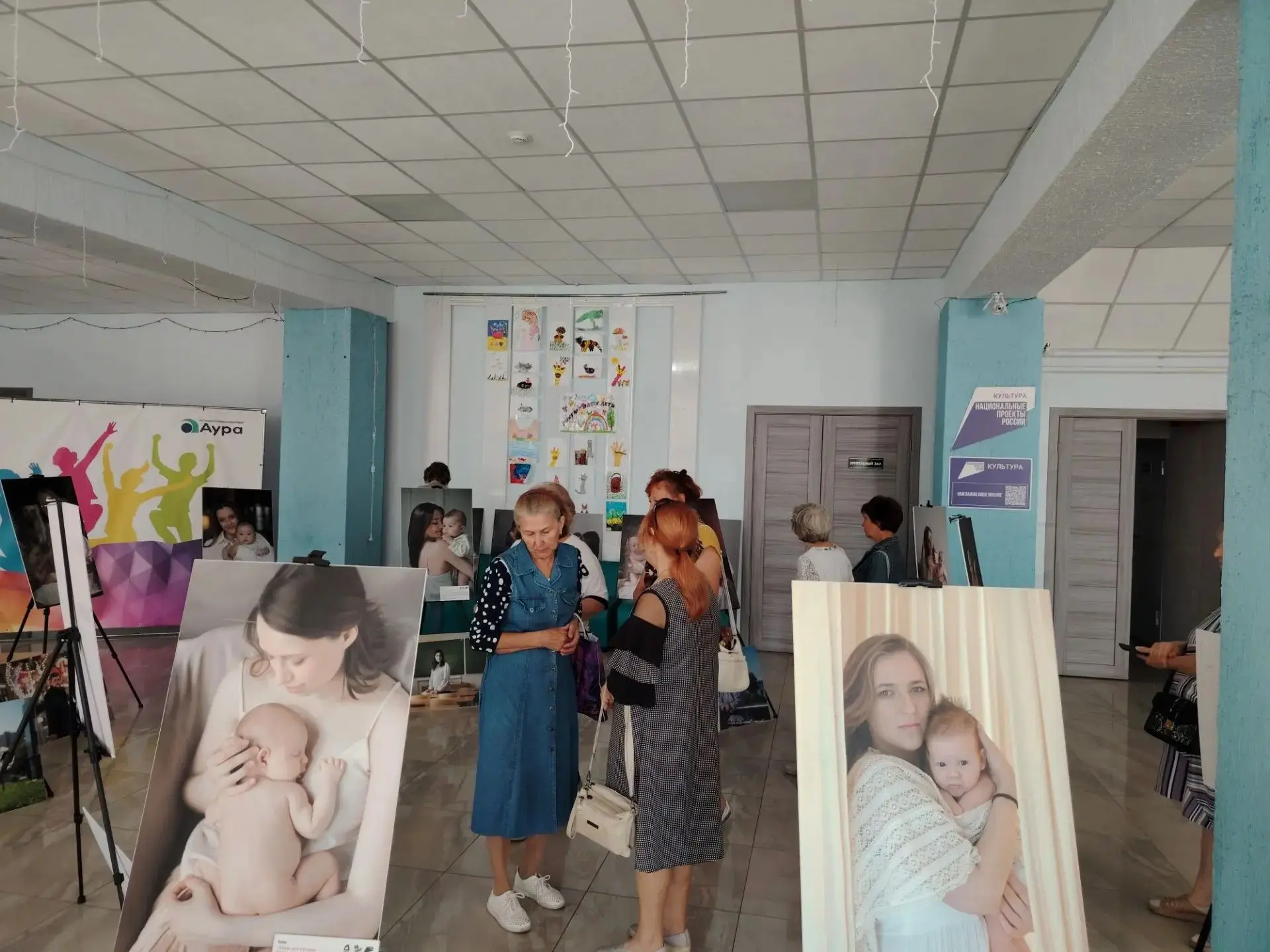 Фотовыставку «Рожденные вопреки», которая в данный момент работает в Альменевском Центр...