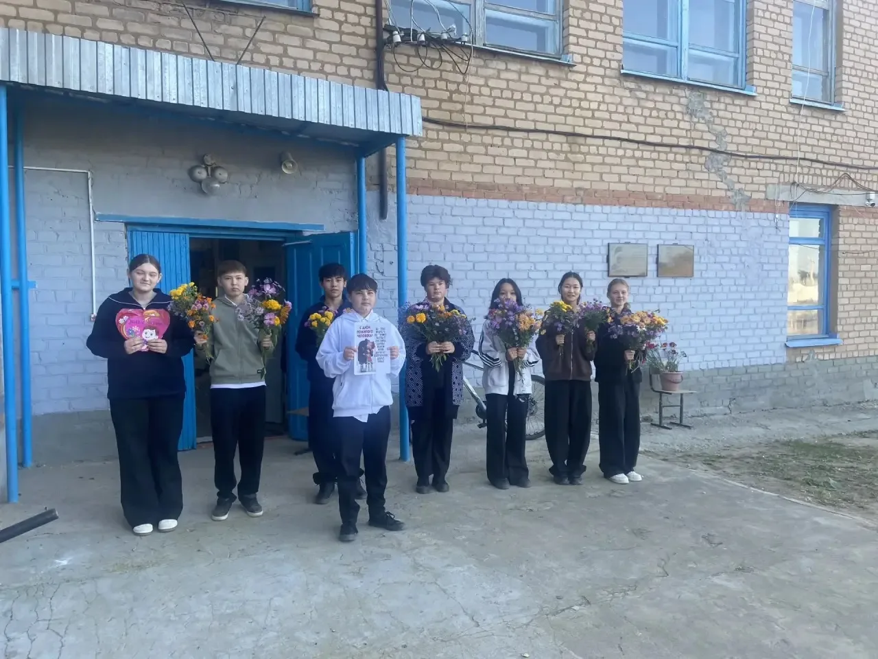 В день пожилых людей активисты «Движение Первых» провели благотворительную акцию «Дом б...