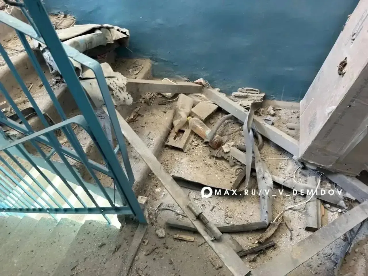⚡️ Появились кадры последствий детонации беспилотника ВСУ на крыше многоэтажки в центре Белгорода

В